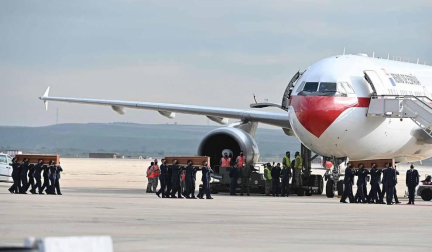El avión con los cuerpos de David Beriáin, Roberto Fraile y el irlandés Rory Young, periodistas y cooperante asesinados en Burkina Faso, tomó tierra en la base aérea militar de Torrejón de Ardoz este viernes, 30 de abril, a las 09.00 horas donde un cordón militar de honor los ha recibido.