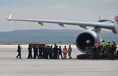 El avión con los cuerpos de David Beriáin, Roberto Fraile y el irlandés Rory Young, periodistas y cooperante asesinados en Burkina Faso, tomó tierra en la base aérea militar de Torrejón de Ardoz este viernes, 30 de abril, a las 09.00 horas donde un cordón militar de honor los ha recibido.