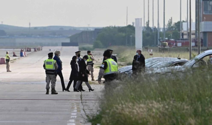 El avión con los cuerpos de David Beriáin, Roberto Fraile y el irlandés Rory Young, periodistas y cooperante asesinados en Burkina Faso, tomó tierra en la base aérea militar de Torrejón de Ardoz este viernes, 30 de abril, a las 09.00 horas donde un cordón militar de honor los ha recibido.