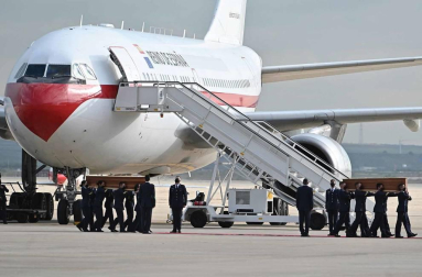 El avión con los cuerpos de David Beriáin, Roberto Fraile y el irlandés Rory Young, periodistas y cooperante asesinados en Burkina Faso, tomó tierra en la base aérea militar de Torrejón de Ardoz este viernes, 30 de abril, a las 09.00 horas donde un cordón militar de honor los ha recibido.