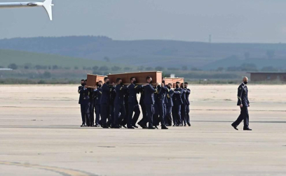 El avión con los cuerpos de David Beriáin, Roberto Fraile y el irlandés Rory Young, periodistas y cooperante asesinados en Burkina Faso, tomó tierra en la base aérea militar de Torrejón de Ardoz este viernes, 30 de abril, a las 09.00 horas donde un cordón militar de honor los ha recibido.