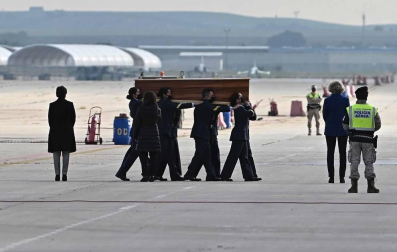 El avión con los cuerpos de David Beriáin, Roberto Fraile y el irlandés Rory Young, periodistas y cooperante asesinados en Burkina Faso, tomó tierra en la base aérea militar de Torrejón de Ardoz este viernes, 30 de abril, a las 09.00 horas donde un cordón militar de honor los ha recibido.