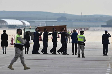 El avión con los cuerpos de David Beriáin, Roberto Fraile y el irlandés Rory Young, periodistas y cooperante asesinados en Burkina Faso, tomó tierra en la base aérea militar de Torrejón de Ardoz este viernes, 30 de abril, a las 09.00 horas donde un cordón militar de honor los ha recibido.