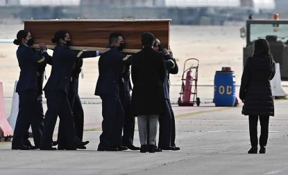 El avión con los cuerpos de David Beriáin, Roberto Fraile y el irlandés Rory Young, periodistas y cooperante asesinados en Burkina Faso, tomó tierra en la base aérea militar de Torrejón de Ardoz este viernes, 30 de abril, a las 09.00 horas donde un cordón militar de honor los ha recibido.