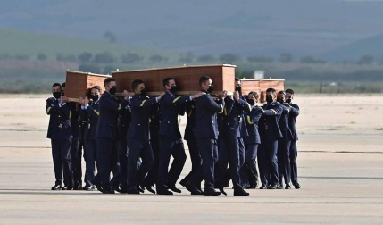 El avión con los cuerpos de David Beriáin, Roberto Fraile y el irlandés Rory Young, periodistas y cooperante asesinados en Burkina Faso, tomó tierra en la base aérea militar de Torrejón de Ardoz este viernes, 30 de abril, a las 09.00 horas donde un cordón militar de honor los ha recibido.