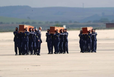 El avión con los cuerpos de David Beriáin, Roberto Fraile y el irlandés Rory Young, periodistas y cooperante asesinados en Burkina Faso, tomó tierra en la base aérea militar de Torrejón de Ardoz este viernes, 30 de abril, a las 09.00 horas donde un cordón militar de honor los ha recibido.