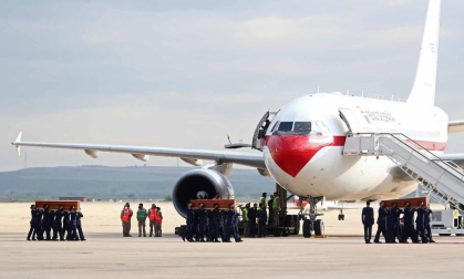 El avión con los cuerpos de David Beriáin, Roberto Fraile y el irlandés Rory Young, periodistas y cooperante asesinados en Burkina Faso, tomó tierra en la base aérea militar de Torrejón de Ardoz este viernes, 30 de abril, a las 09.00 horas donde un cordón militar de honor los ha recibido.