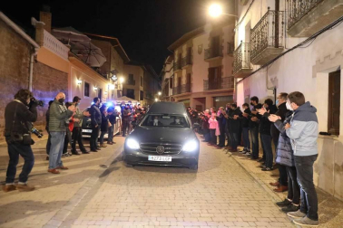 Más de un centenar de personas lo ha recibido con aplausos en la calle Mayor