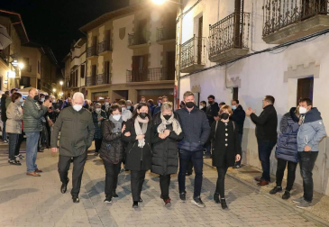 Más de un centenar de personas lo ha recibido con aplausos en la calle Mayor