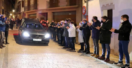 Más de un centenar de personas lo ha recibido con aplausos en la calle Mayor