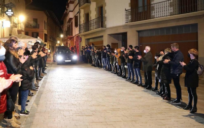 Más de un centenar de personas lo ha recibido con aplausos en la calle Mayor