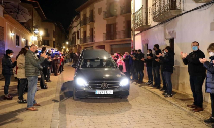 Más de un centenar de personas lo ha recibido con aplausos en la calle Mayor