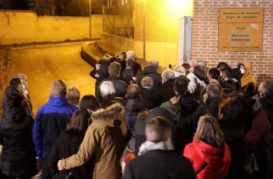 Más de un centenar de personas lo ha recibido con aplausos en la calle Mayor