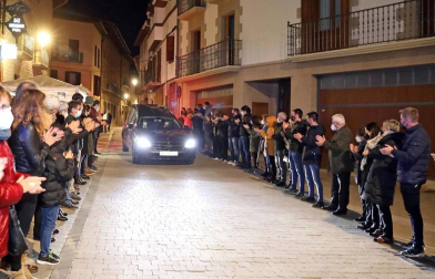 Más de un centenar de personas lo ha recibido con aplausos en la calle Mayor