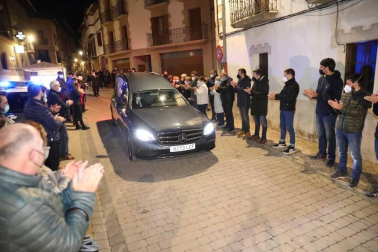 Más de un centenar de personas lo ha recibido con aplausos en la calle Mayor
