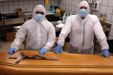 Han recogido con sus manos más de 1.160 fallecidos por covid en Navarra. Realizan un trabajo invisible, esencial, aunque relegado al último eslabón sanitario. Incluso del olvido. Se les llama funerarios y son unos 80 en la Comunidad foral. Hombres y mujeres. Una representación de estos trabajadores, de Tanatorios Irache y Tanatorio San Alberto, confiesan su estado de ánimo.