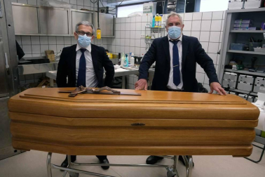 Han recogido con sus manos más de 1.160 fallecidos por covid en Navarra. Realizan un trabajo invisible, esencial, aunque relegado al último eslabón sanitario. Incluso del olvido. Se les llama funerarios y son unos 80 en la Comunidad foral. Hombres y mujeres. Una representación de estos trabajadores, de Tanatorios Irache y Tanatorio San Alberto, confiesan su estado de ánimo.