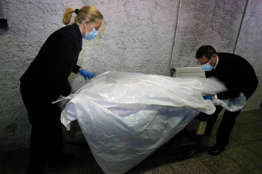 Han recogido con sus manos más de 1.160 fallecidos por covid en Navarra. Realizan un trabajo invisible, esencial, aunque relegado al último eslabón sanitario. Incluso del olvido. Se les llama funerarios y son unos 80 en la Comunidad foral. Hombres y mujeres. Una representación de estos trabajadores, de Tanatorios Irache y Tanatorio San Alberto, confiesan su estado de ánimo.