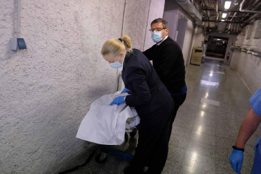 Han recogido con sus manos más de 1.160 fallecidos por covid en Navarra. Realizan un trabajo invisible, esencial, aunque relegado al último eslabón sanitario. Incluso del olvido. Se les llama funerarios y son unos 80 en la Comunidad foral. Hombres y mujeres. Una representación de estos trabajadores, de Tanatorios Irache y Tanatorio San Alberto, confiesan su estado de ánimo.
