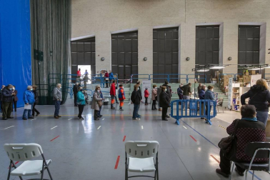 Fotos de la vacunación en el frontón de la UPNA el jueves.