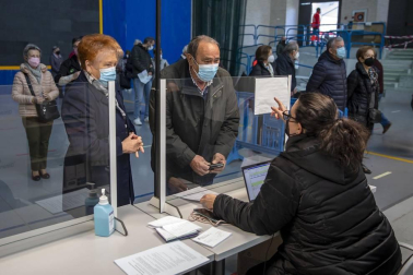 Fotos de la vacunación en el frontón de la UPNA el jueves.