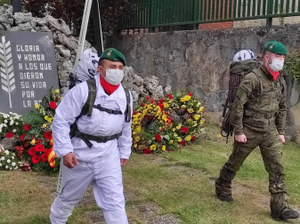 La ministra de Defensa, Margarita Robles, visita el Regimiento de Infantería 'América' 66 de Cazadores de Montaña, al que pertenecía el cabo Francisco Pérez, fallecido por trombosis días después de haber sido vacunado con AstraZeneca.
