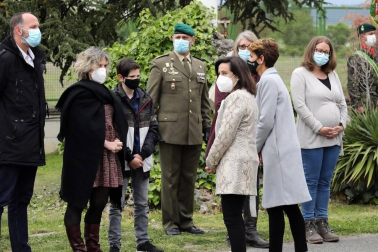 La ministra de Defensa, Margarita Robles, visita el Regimiento de Infantería 'América' 66 de Cazadores de Montaña, al que pertenecía el cabo Francisco Pérez, fallecido por trombosis días después de haber sido vacunado con AstraZeneca.