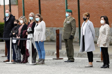 La ministra de Defensa, Margarita Robles, visita el Regimiento de Infantería 'América' 66 de Cazadores de Montaña, al que pertenecía el cabo Francisco Pérez, fallecido por trombosis días después de haber sido vacunado con AstraZeneca.
