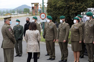 La ministra de Defensa, Margarita Robles, visita el Regimiento de Infantería 'América' 66 de Cazadores de Montaña, al que pertenecía el cabo Francisco Pérez, fallecido por trombosis días después de haber sido vacunado con AstraZeneca.