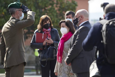 La ministra de Defensa, Margarita Robles, visita el Regimiento de Infantería 'América' 66 de Cazadores de Montaña, al que pertenecía el cabo Francisco Pérez, fallecido por trombosis días después de haber sido vacunado con AstraZeneca.
