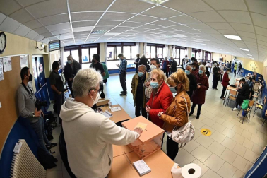 Los candidatos a la presidencia de la Asamblea de Madrid votan en sus colegios electorales.