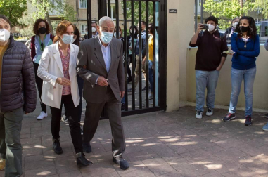 Los candidatos a la presidencia de la Asamblea de Madrid votan en sus colegios electorales.