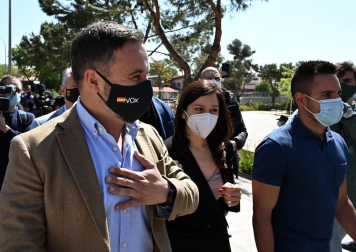 Los candidatos a la presidencia de la Asamblea de Madrid votan en sus colegios electorales.