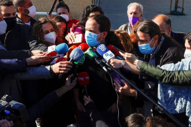 Los candidatos a la presidencia de la Asamblea de Madrid votan en sus colegios electorales.