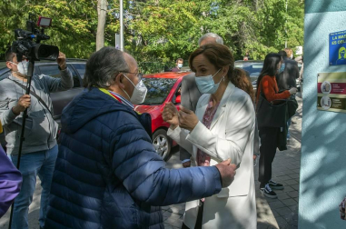 Los candidatos a la presidencia de la Asamblea de Madrid votan en sus colegios electorales.