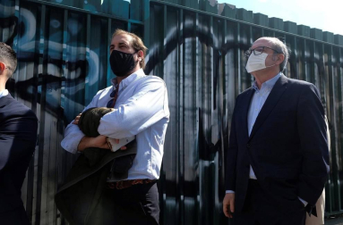 Los candidatos a la presidencia de la Asamblea de Madrid votan en sus colegios electorales.
