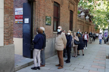 Los candidatos a la presidencia de la Asamblea de Madrid votan en sus colegios electorales.