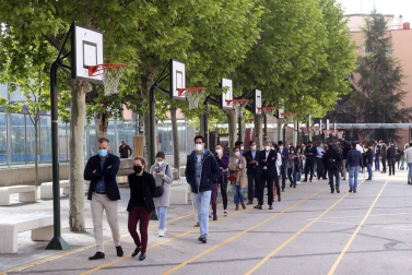 Los candidatos a la presidencia de la Asamblea de Madrid votan en sus colegios electorales.