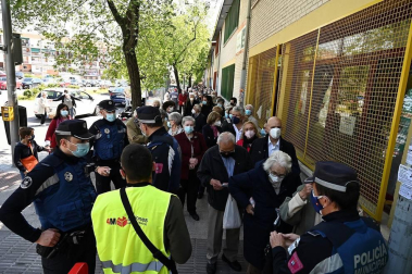Los candidatos a la presidencia de la Asamblea de Madrid votan en sus colegios electorales.