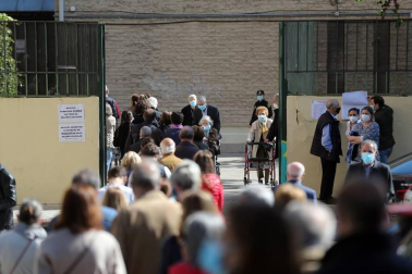 Los candidatos a la presidencia de la Asamblea de Madrid votan en sus colegios electorales.