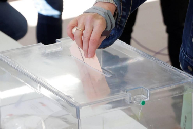 Los candidatos a la presidencia de la Asamblea de Madrid votan en sus colegios electorales.