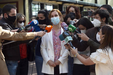 Los candidatos a la presidencia de la Asamblea de Madrid votan en sus colegios electorales.