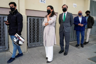 Los candidatos a la presidencia de la Asamblea de Madrid votan en sus colegios electorales.
