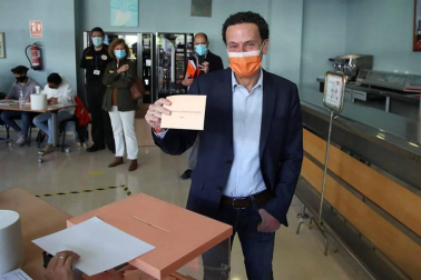 Los candidatos a la presidencia de la Asamblea de Madrid votan en sus colegios electorales.