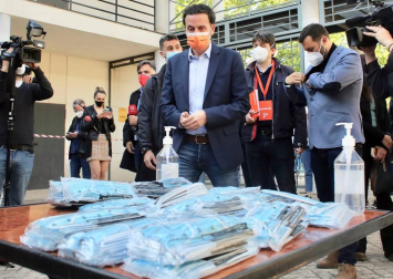 Los candidatos a la presidencia de la Asamblea de Madrid votan en sus colegios electorales.