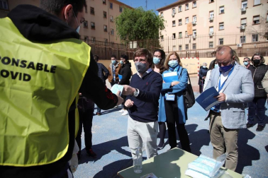 Los candidatos a la presidencia de la Asamblea de Madrid votan en sus colegios electorales.