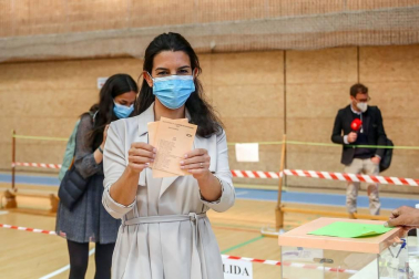 Los candidatos a la presidencia de la Asamblea de Madrid votan en sus colegios electorales.