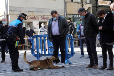 Tyrion y Suri son los dos perros que, junto a dos agentes adscritos al Grupo de Prevención, conforman la Unidad Canina de la Policía Municipal de Pamplona