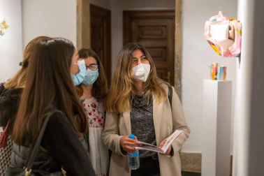 Fotos de la xposición de Carla Querejeta 'Siempre es hoy', en La Puerta Gótica del Colegio Mayor Belagua de Pamplona.