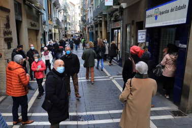 La pandemia del coronavirus no ha evitado que los navarros salgan a la calle a hacer sus compras en el puente foral.